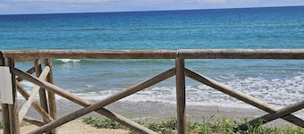 Semi-detached villa 10 mt from the sea of Noto Marina, sleeps 6, yes animals