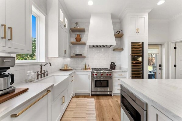 Jääkaappi, mikroaaltouuni, uuni, liesi