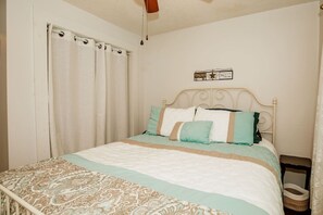 2 bedrooms, desk, iron/ironing board, WiFi