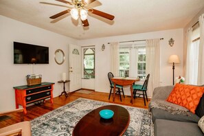 TV - Cozy Mountain Retreat - Walk to Lake & Downtown (Black Mountain)