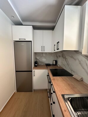 Fridge, oven, stovetop, coffee/tea maker