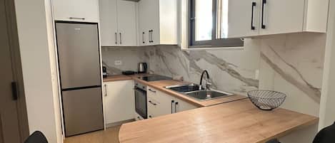 Fridge, oven, stovetop, coffee/tea maker
