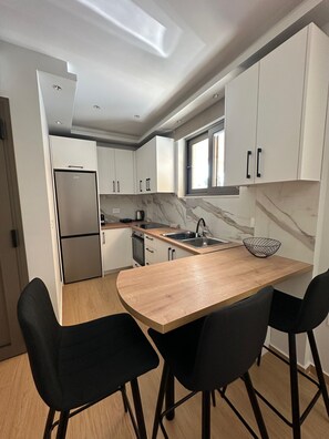 Fridge, oven, stovetop, coffee/tea maker