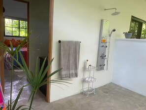 Dusche, Haartrockner, Handtücher, Seife