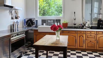Microondas, horno, parrilla de estufa y lavavajillas
