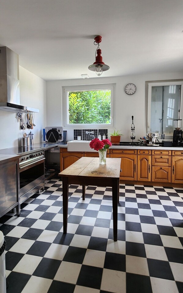 Mikrowelle, Ofen, Herdplatte, Geschirrspüler