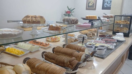 Desayuno buffet incluido todos los días . Hotel Ideal Beltrão