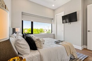 2 bedrooms, desk, iron/ironing board, WiFi