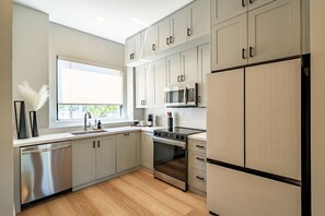 冷蔵庫、電子レンジ、オーブン、コンロ