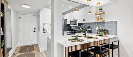 Réfrigérateur, micro-ondes, four, plaque de cuisson