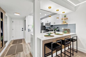 冷蔵庫、電子レンジ、オーブン、コンロ