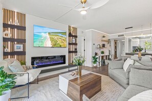 Smart-TV, Kamin, Musikbibliothek, Videothek