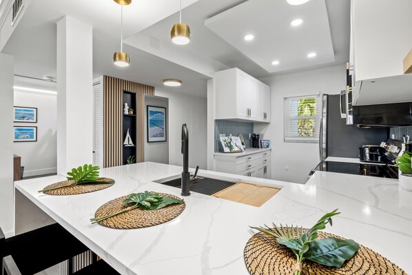 Kühlschrank, Mikrowelle, Ofen, Herdplatte