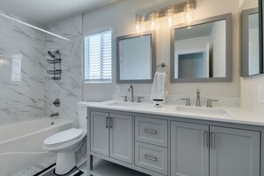 Bidet, toallas, papel de baño 