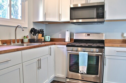 Family-Friendly Lakewood Home 4BR, Full Kitchen & Yard!