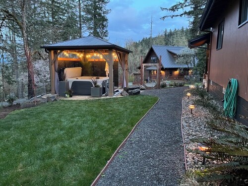 4 Acre Hiker's Nature Sanctuary in town