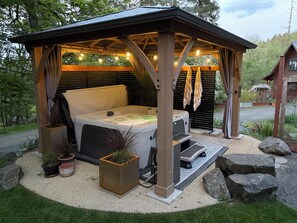 Outdoor spa tub - 4 Acre Hiker's Nature Sanctuary in town (Eugene)