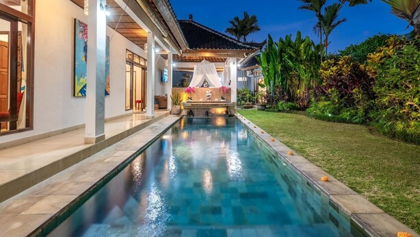 A swimming pool with a clear view of the poolside area, a covered seating area, and lush tropical landscaping. - Romantica Villa with Private Pool in Ubud (Ubud)