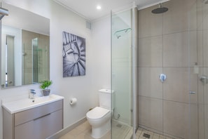 Dusche, Haartrockner, Handtücher, Seife