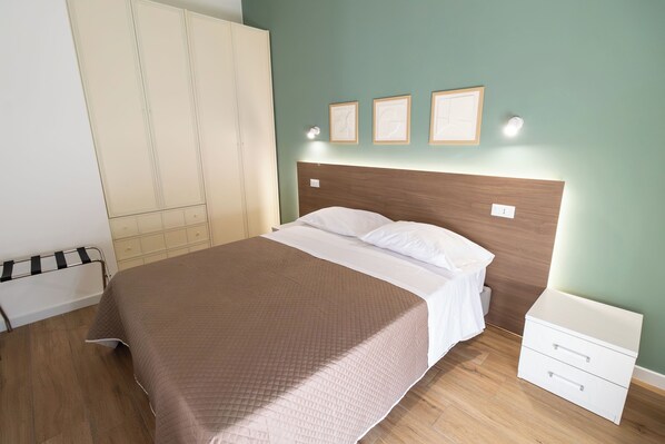5 bedrooms, WiFi, bed sheets