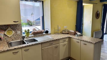 Kjøleskap, mikrobølgeovn, ovn og brødrister