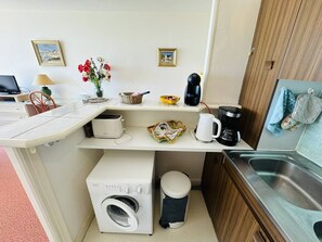 Jääkaappi, uuni, astianpesukone, leivänpaahdin