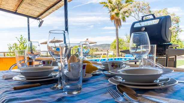 Outdoor dining - Cubo's Casa Rural Villa Aitana / private pool / near Caminito del Rey / free Wi-Fi (Ardales)