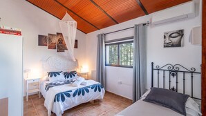 2 bedrooms, iron/ironing board, WiFi (free), bed sheets - Cubo's Casa Rural Villa Aitana / private pool / near Caminito del Rey / free Wi-Fi (Ardales)