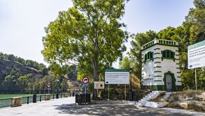 A coastal walkway with a stone railing, a signboard, and a building with green accents. - Cubo's Casa Rural Villa Aitana / private pool / near Caminito del Rey / free Wi-Fi (Ardales)