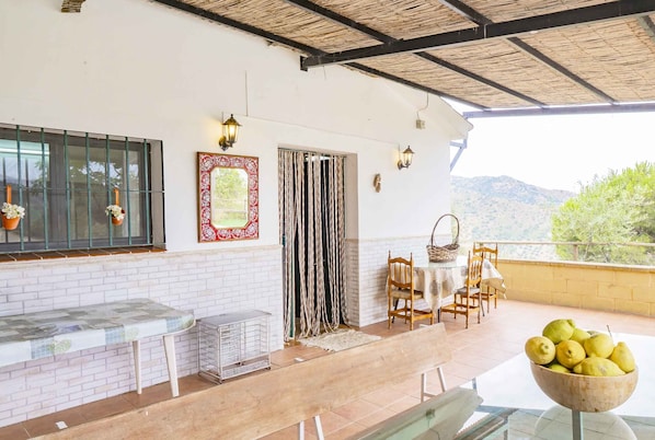 Outdoor dining - Cubo's Casa Rural Villa Aitana / private pool / near Caminito del Rey / free Wi-Fi (Ardales)