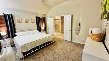 5 Schlafzimmer, Zimmersafe, Schreibtisch, Bügeleisen/Bügelbrett