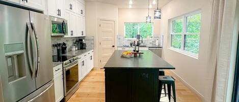 Refrigerador, microondas, horno y parrilla de estufa