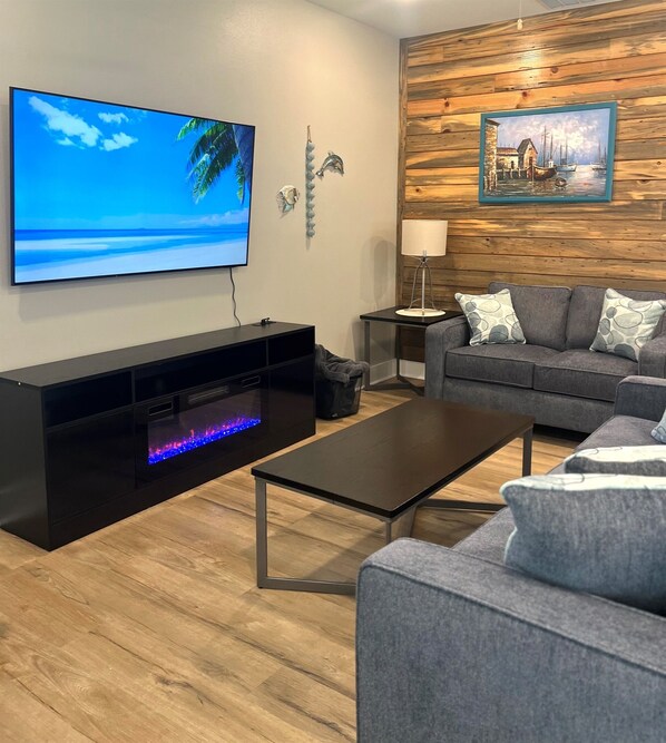 Smart TV, fireplace