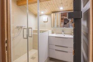 Dusche, kostenlose Toilettenartikel, Haartrockner, Handtücher