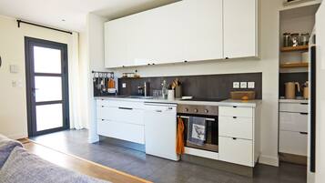 Een koelkast, een microgolfoven, een vaatwasser