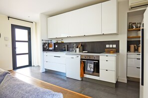 Køleskab, mikrobølgeovn, opvaskemaskine, kaffe-/temaskine
