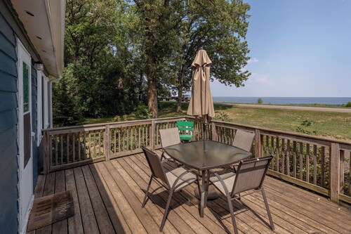 Cozy 2-bedroom lakeside cabin with game room near Casino-Pet Friendly