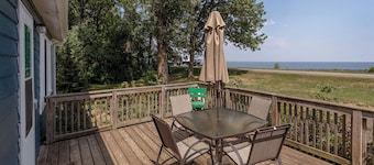 Cozy 2-bedroom lakeside cabin with game room near Casino-Pet Friendly