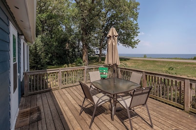 Cozy 2-bedroom lakeside cabin with game room near Casino-Pet Friendly