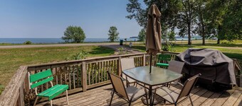 Cozy 2-bedroom lakeside cabin with game room near Casino-Pet Friendly