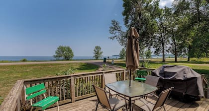 Cozy 2-bedroom lakeside cabin with game room near Casino-Pet Friendly