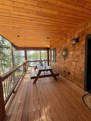 Outdoor dining - Priest Lake Waterfront Cabin! Sleeps 13; 5-beds, 3.5 bath, Dock,150' waterfront (Coolin)