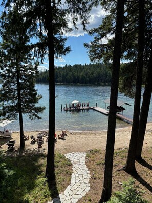 Beach - Priest Lake Waterfront Cabin! Sleeps 13; 5-beds, 3.5 bath, Dock,150' waterfront (Coolin)