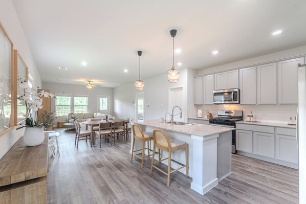 Microwave, oven, stovetop, dishwasher - NEW 5 bdr + lake view + playground + BBQ, fits 10! (Magnolia)