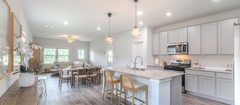 NEW 5 bdr + lake view + playground + BBQ, fits 10!