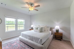 5 bedrooms, iron/ironing board, WiFi, bed sheets - NEW 5 bdr + lake view + playground + BBQ, fits 10! (Magnolia)