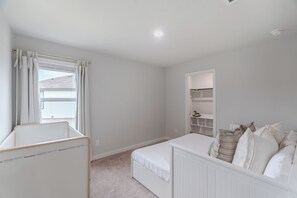 5 bedrooms, iron/ironing board, WiFi, bed sheets