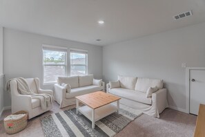 Smart TV - NEW 5 bdr + lake view + playground + BBQ, fits 10! (Magnolia)