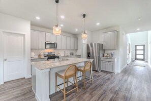 Microwave, oven, stovetop, dishwasher - NEW 5 bdr + lake view + playground + BBQ, fits 10! (Magnolia)