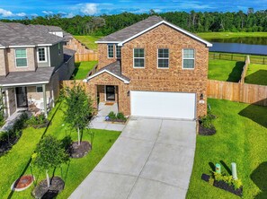 Exterior - NEW 5 bdr + lake view + playground + BBQ, fits 10! (Magnolia)